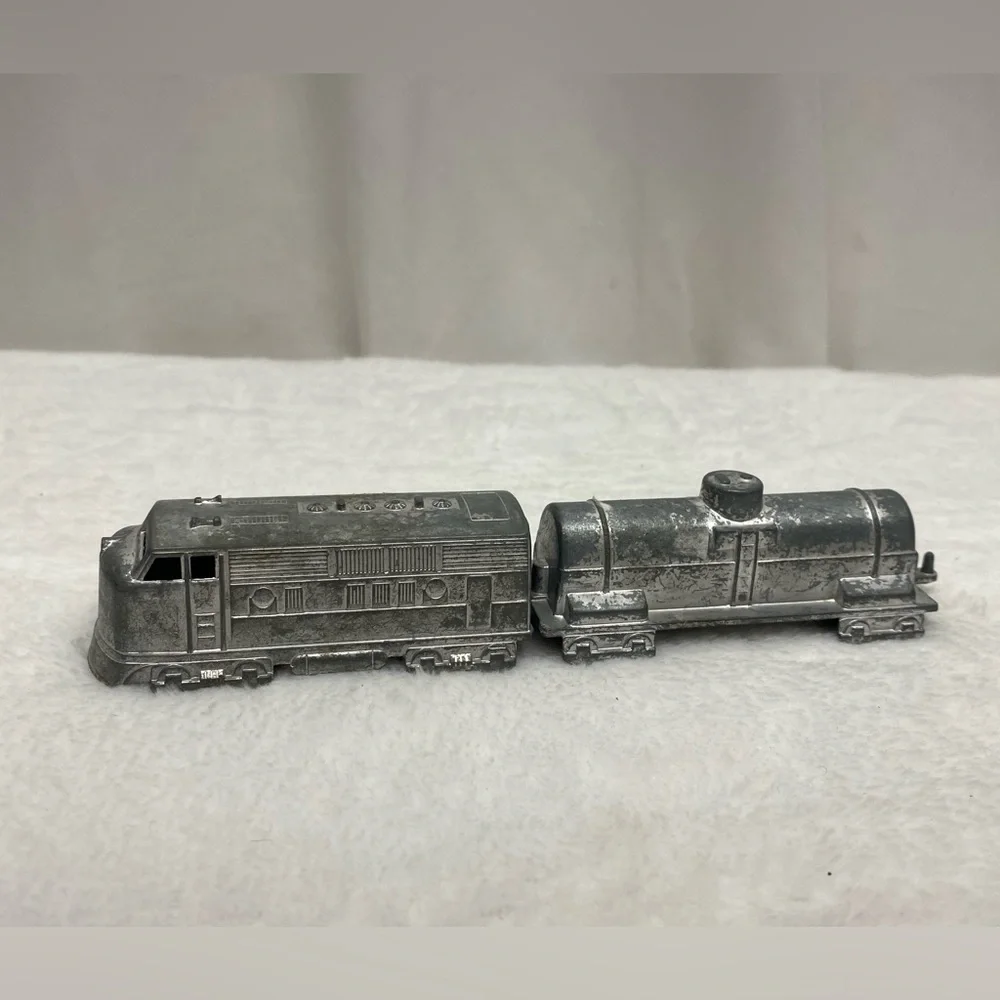 midgetoy vintage metal toy train Lot Of 2 Train Cars - Picture 2 of 16